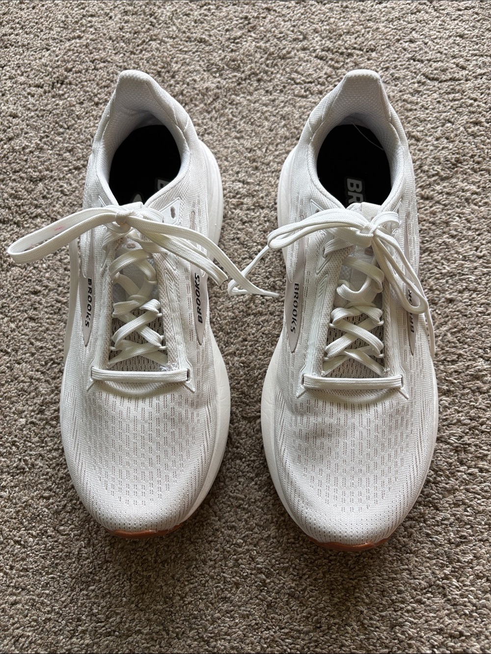 Brooks Revel 8 White Athletic Running Shoes size 9